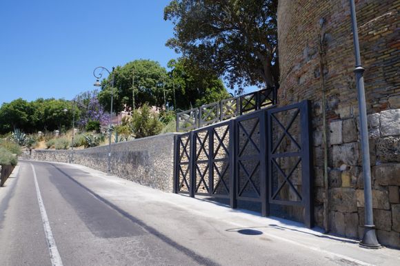 Conclusi i lavori sulla scarpata di via Fiume. Ora si vedono le mura storiche e la torre