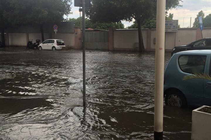 Violento temporale estivo si abbatte su Cagliari: strade come fiumi (FOTO)