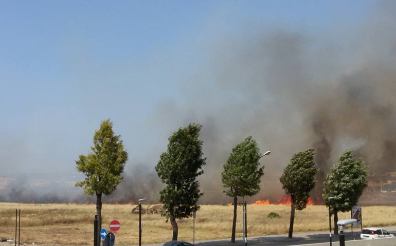 Incendio nelle campagne fra Selargius e Monserrato