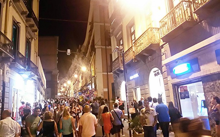 La prima notte colorata a Cagliari colpisce nel segno. Soddisfatti i commercianti