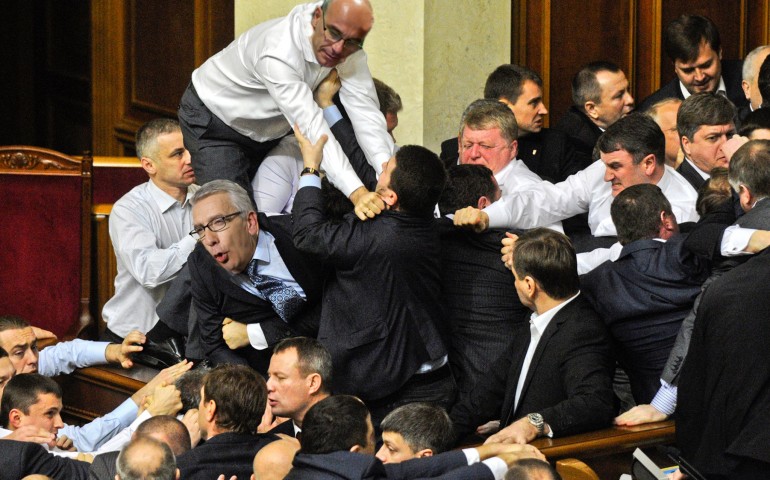 Rissa al conclave Pd a Sanluri. Spopola sul web il fotomontaggio