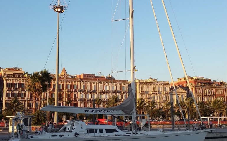 La barca a vela Grifone della Finanza per la prima volta in Sardegna