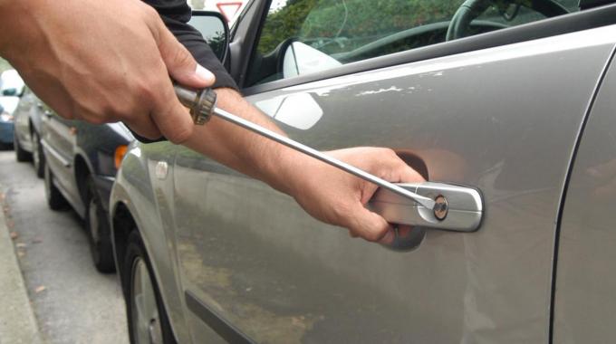 Furto d’auto sotto casa, la proprietaria si accorge e insegue i ladri