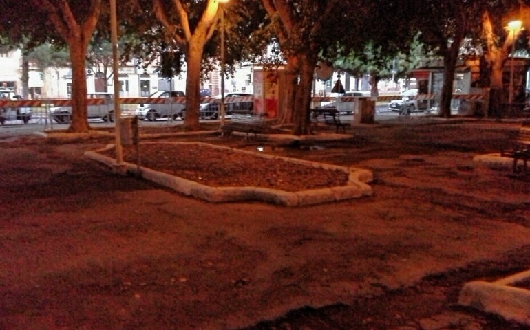 Piazza Garibaldi ancora invasa dai rifiuti, il comune: “i costi di pulizia straordinaria li paga la cittadinanza”