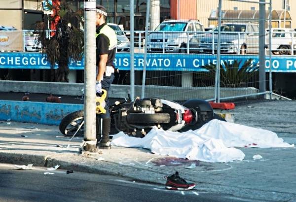 Incidente mortale in viale la Playa: uno scooter contro un palo, due ragazzi perdono la vita