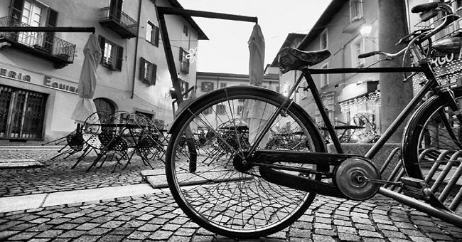 Pedalando sotto le stelle a Cagliari. Piazza S.Giovanni ormai ritrovo dei ciclisti