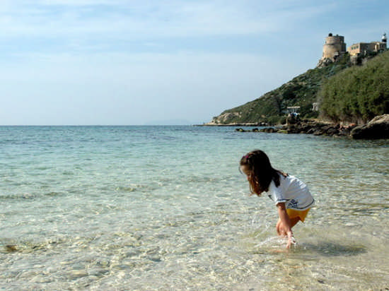 Bimba di sei anni rischia di annegare a Calamosca. Salvata dal bagnino