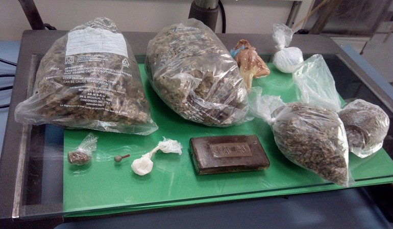 Quartu. Agli arresti domiciliari continuava a spacciare: trovati in casa cocaina, marijuana e hashish