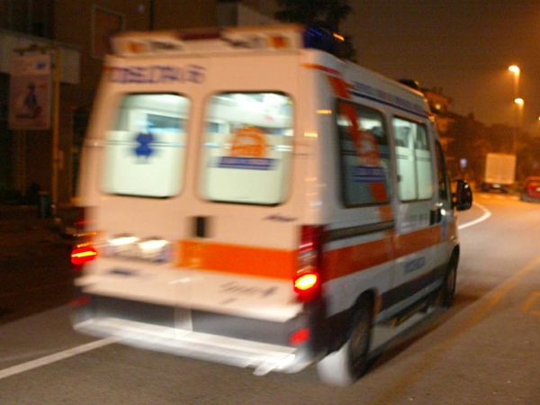 Malore per un tifoso rossoblù, i poliziotti gli salvano la vita