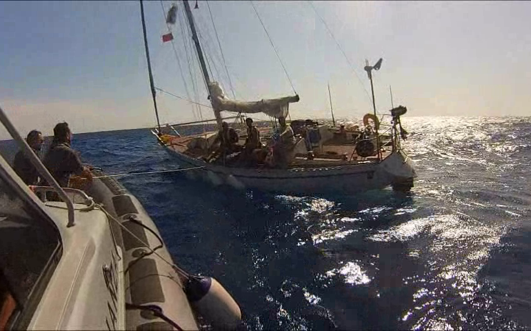 La Guardia di Finanza di Cagliari soccorre otto persone a bordo di due imbarcazioni in avaria