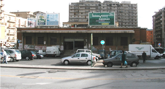 Cagliari. Il mercato di San benedetto cade a pezzi. Chiuso fino a completo ripristino