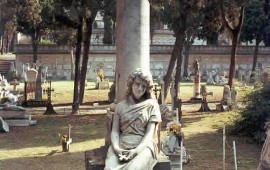 Una statua del cimitero monumentale di Bonaria