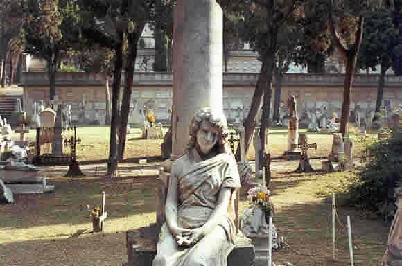 Una statua del cimitero monumentale di Bonaria