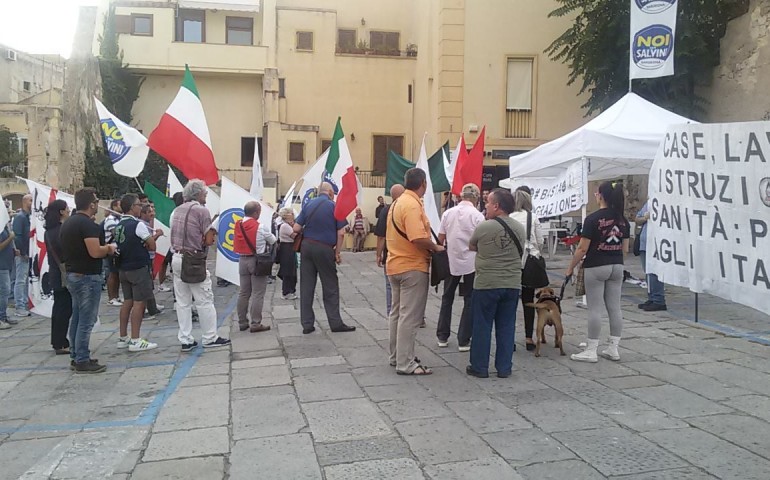 Sit-in del comitato “Noi con Salvini” in Piazza Palazzo. Momenti di tensione con il collettivo antifascista