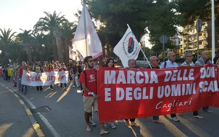 Cagliari, in centinaia in corteo a piedi nudi a sostegno dei profughi