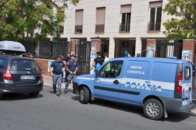 Blitz della polizia a Mulinu Becciu: arrestati padre, figlio e cugino. In casa il market della droga