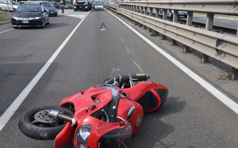 Grave incidente sull’Asse Mediano: centauro si schianta contro un’auto