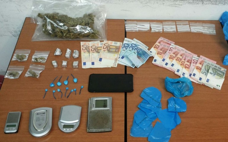 Spacciatore 17enne arrestato dalla Polizia. Via del Tintoretto era il “punto vendita” della droga