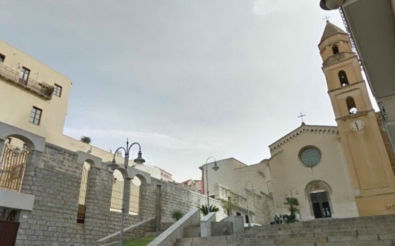Cagliari, blitz in piazza Sant’Eulalia: tre giovani nei guai, hashish e coca in un borsello