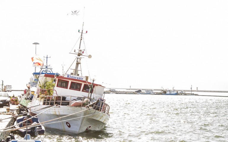 Il Ristorante galleggiante “La nave dei pirati” affonda al molo Sant’Elmo