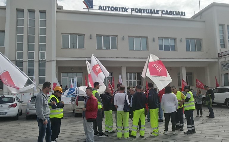Cagliari. Protesta dei lavoratori portuali: venti dipendenti a rischio licenziamento