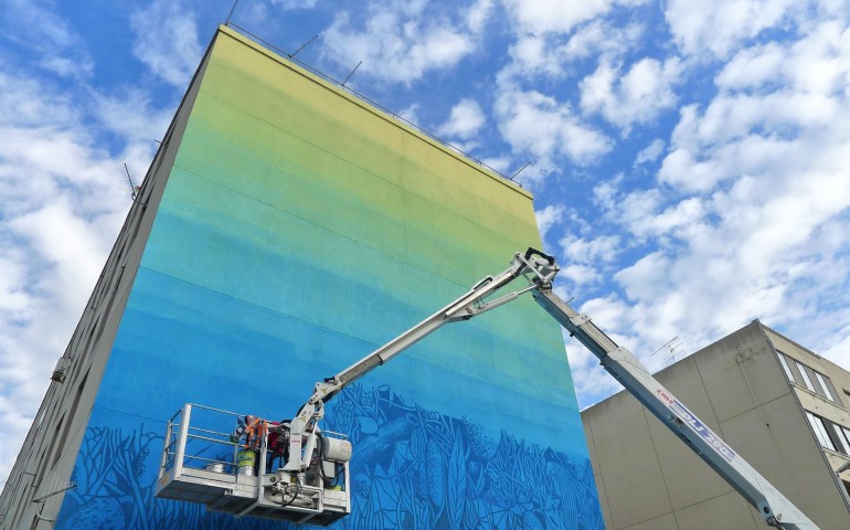 Lo street artist Tellas rianima le grigie mura di un palazzo di Sant’Avendrace, realizzando un paesaggio marino