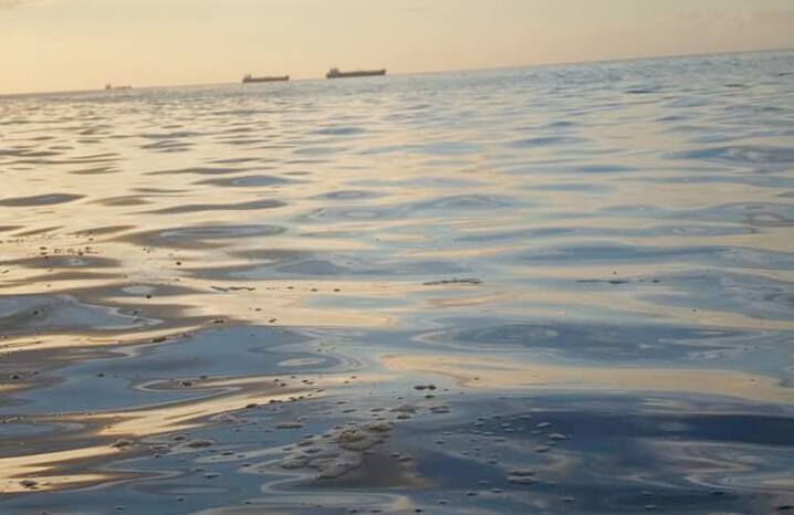 Sarroch, allarme idrocarburi in mare difronte allo stabilimento della Saras. La denuncia: “nessuna operazione di bonifica”