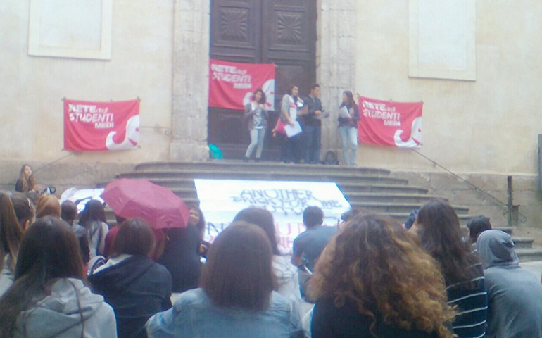 Centinaia di studenti in piazza per protestare contro la riforma della “buona scuola” del Governo Renzi