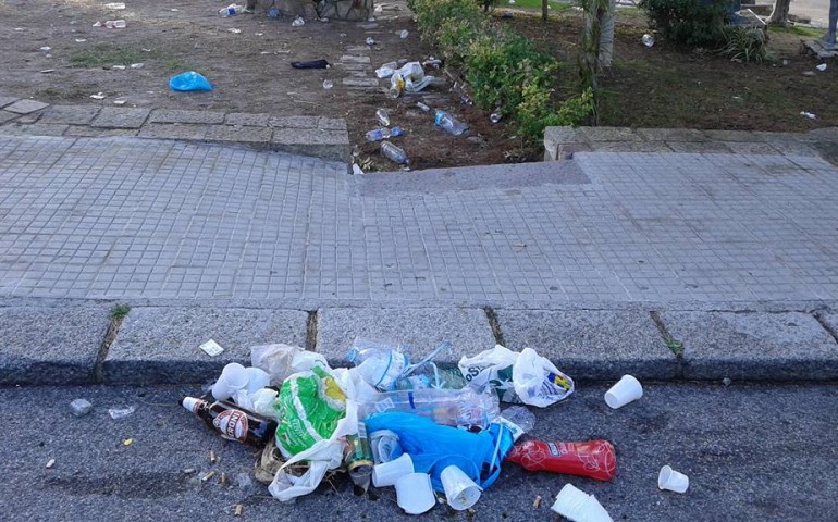 Viale Fra Ignazio invaso dai rifiuti degli studenti nottambuli. La polemica sui social