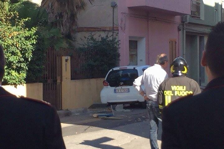 Momenti di panico a Monserrato: un uomo lancia mattoni dal balcone di casa