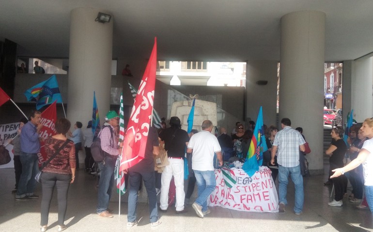 Sciopero dei dipendenti IPAB davanti alla Regione. “Dateci almeno i soldi per il pane”