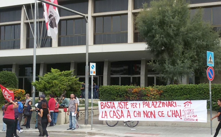 La protesta del Movimento Cittadino Lotta per la Casa: “Basta bugie, vogliamo case per tutti”.