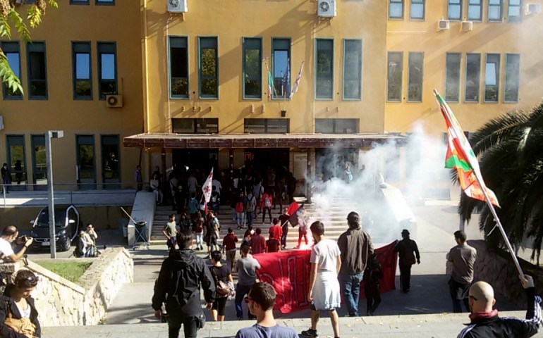 Cagliari. Il corteo antifascista raggiunge l’università