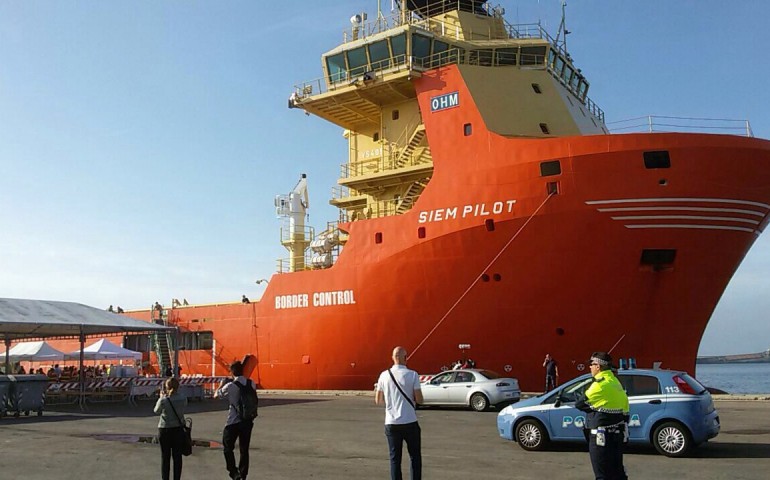 La Siem Pilot è approdata nel porto di Cagliari con 900 migranti, a bordo anche un cadavere