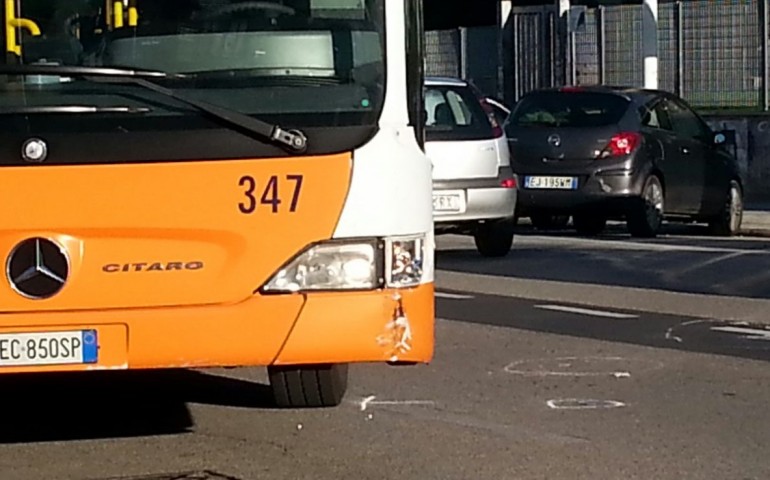 Cagliari. Auto si scontra con un autobus del Ctm: panico fra i passeggeri