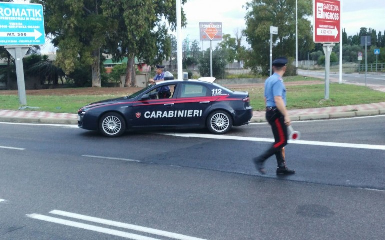 Spacciano a Is Mirrionis e fuggono all’arrivo dei carabinieri. In manette due giovani