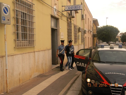 Scappa dalla comunità e si presenta in caserma con un coltello. Carabiniere ferito e 29enne nei guai