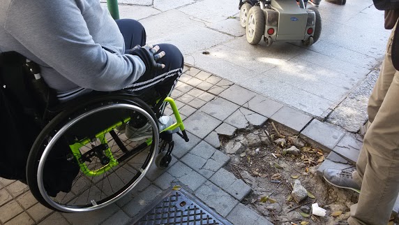 In carrozzina per le vie di Cagliari. Il VIDEO che mostra le difficoltà di un disabile fra buche e marciapiedi