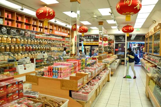Blitz dei carabinieri nei negozi cinesi di Cagliari. Fioccano le multe: sequestrati centinaia di giocattoli pericolosi