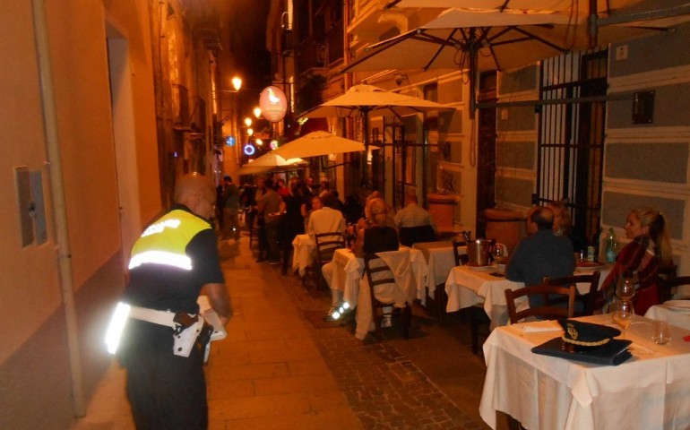 Blitz della polizia alla Marina. Controlli a tappeto in dieci locali: pioggia di multe. Chiusi tre locali