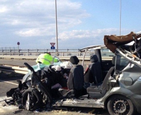 Contromano sul ponte di Giorgino: pauroso scontro frontale fra un’auto e un pullman