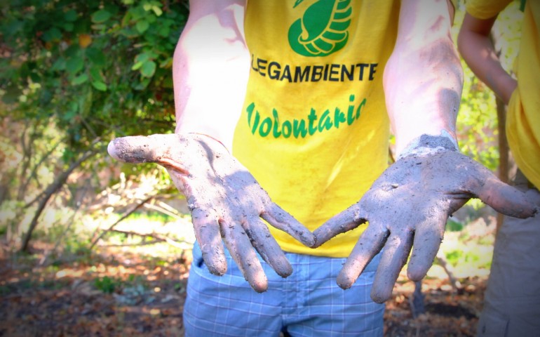 Macchiareddu: 70 mila tonnellate di rifiuti inquinanti. Legambiente: «Urgente bonifica»