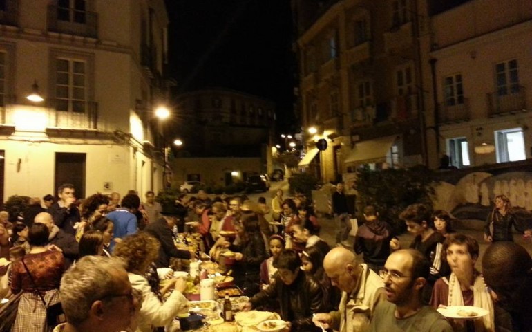 Cena di quartiere a Cagliari. A Villanova residenti e stranieri tutti allo stesso tavolo: “Promuoviamo la fratellanza”