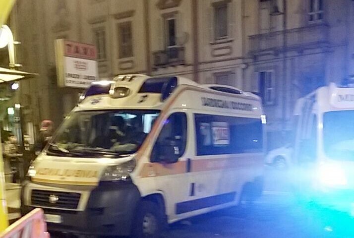 Colto da malore perde i sensi, giovane soccorso in piazza Repubblica