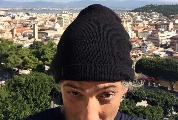 Fiorello a Cagliari per uno spettacolo. Selfie in ogni angolo della città