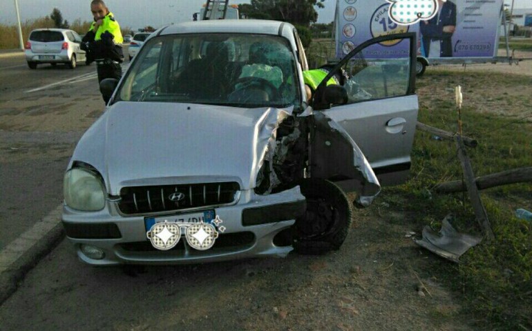 Via Lungo Saline. Un’auto si schianta su un palo nella notte