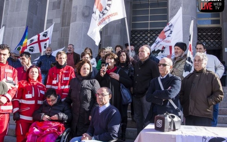 Cagliari. Sit-in di protesta sotto al tribunale per lo sfratto della famiglia Corona