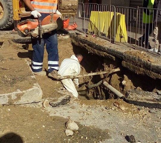 Salta una condotta idrica: cede il manto stradale in via Sant’Avendrace.