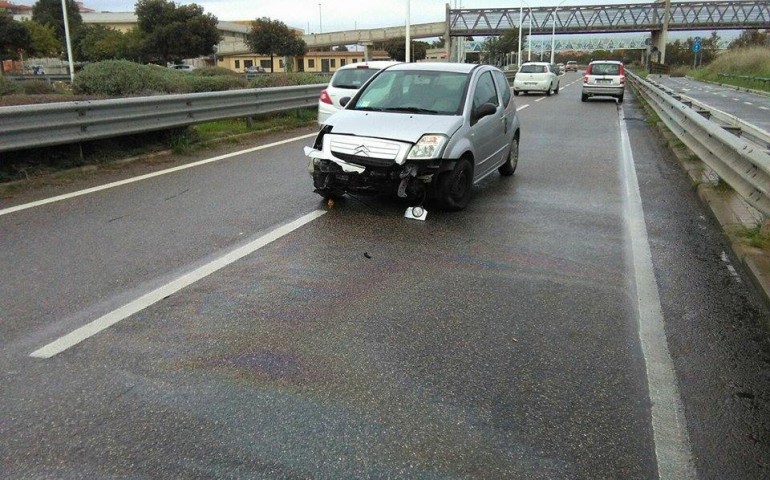 Scoppia una gomma e perde il controllo dell’auto. Rocambolesco incidente sull’Asse Mediano