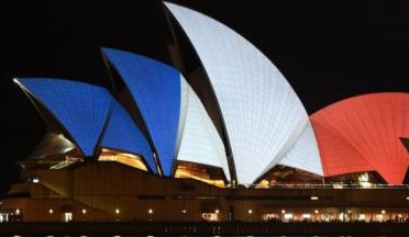 I monumenti più celebri illuminati con i colori della bandiera francese. Solidarietà per Parigi da tutto il mondo